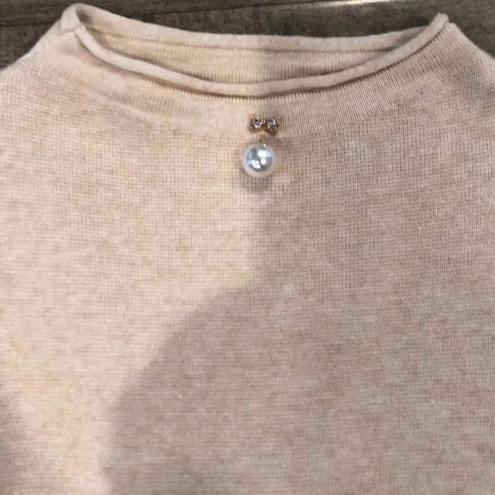 Super cute baby pink top with a pearl detail.